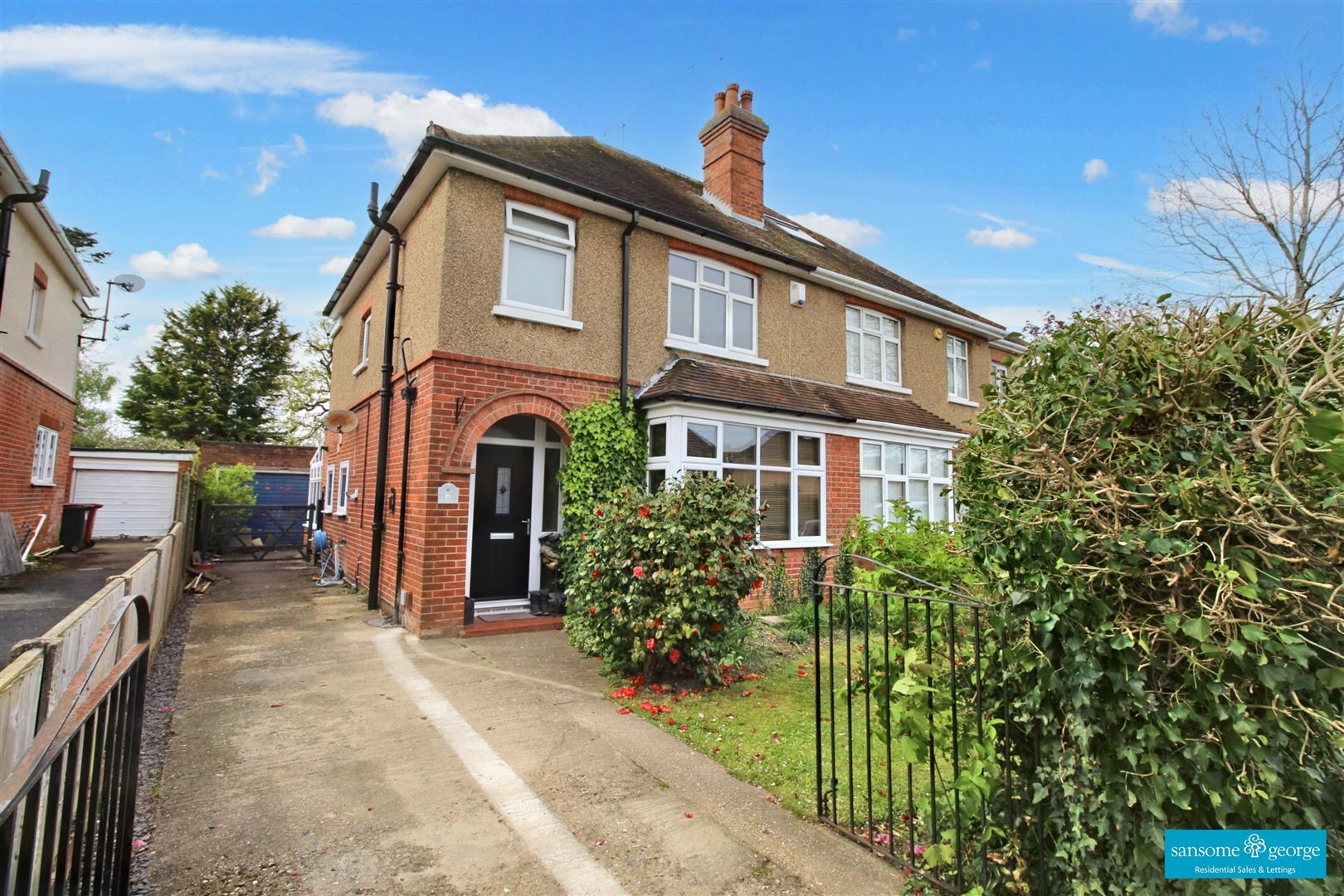 3 bed property in Woodland Drive, Reading